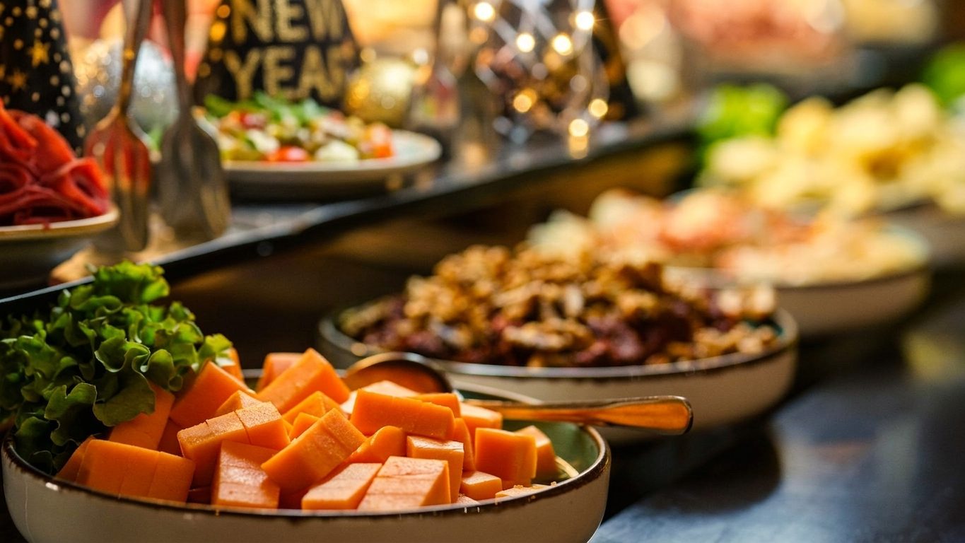 Käse, Salat und Antipasti am Buffet