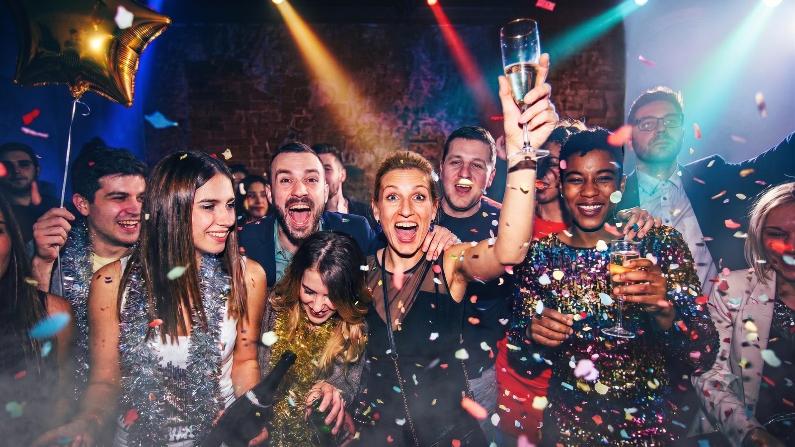 Ausgelassene Silvesterparty mit Sekt und Konfetti