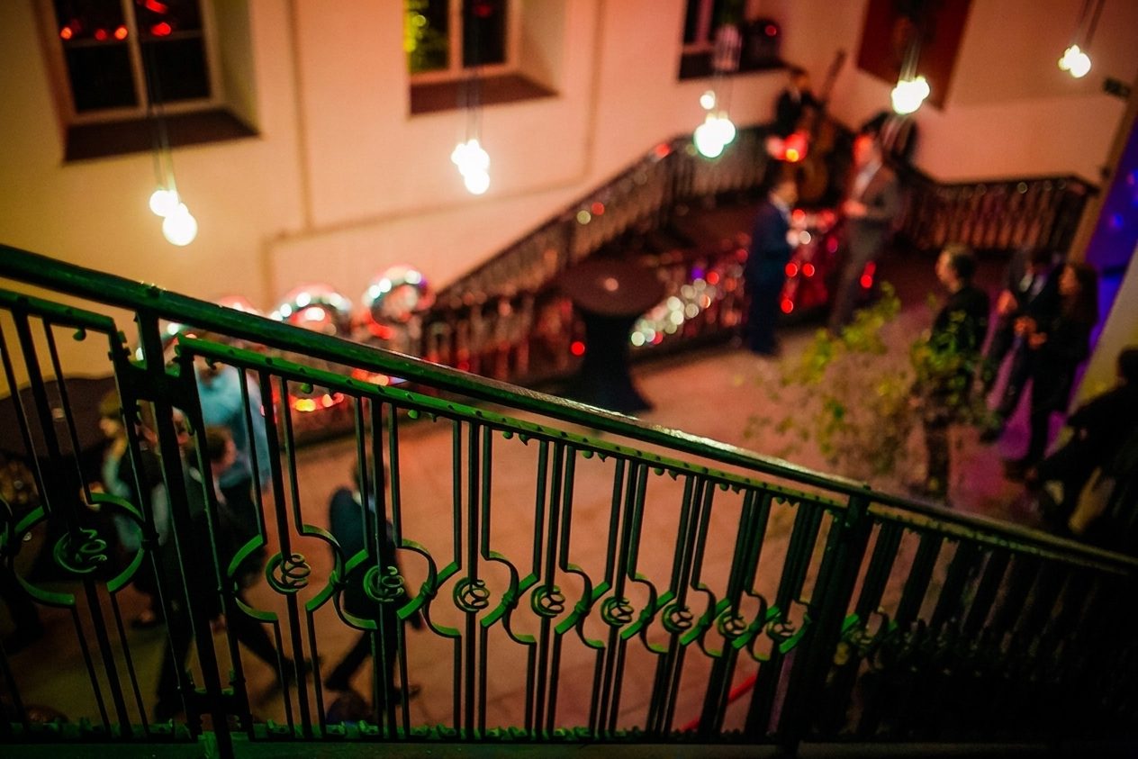 Innenhof mit Live-Band und Lichtinstallation
