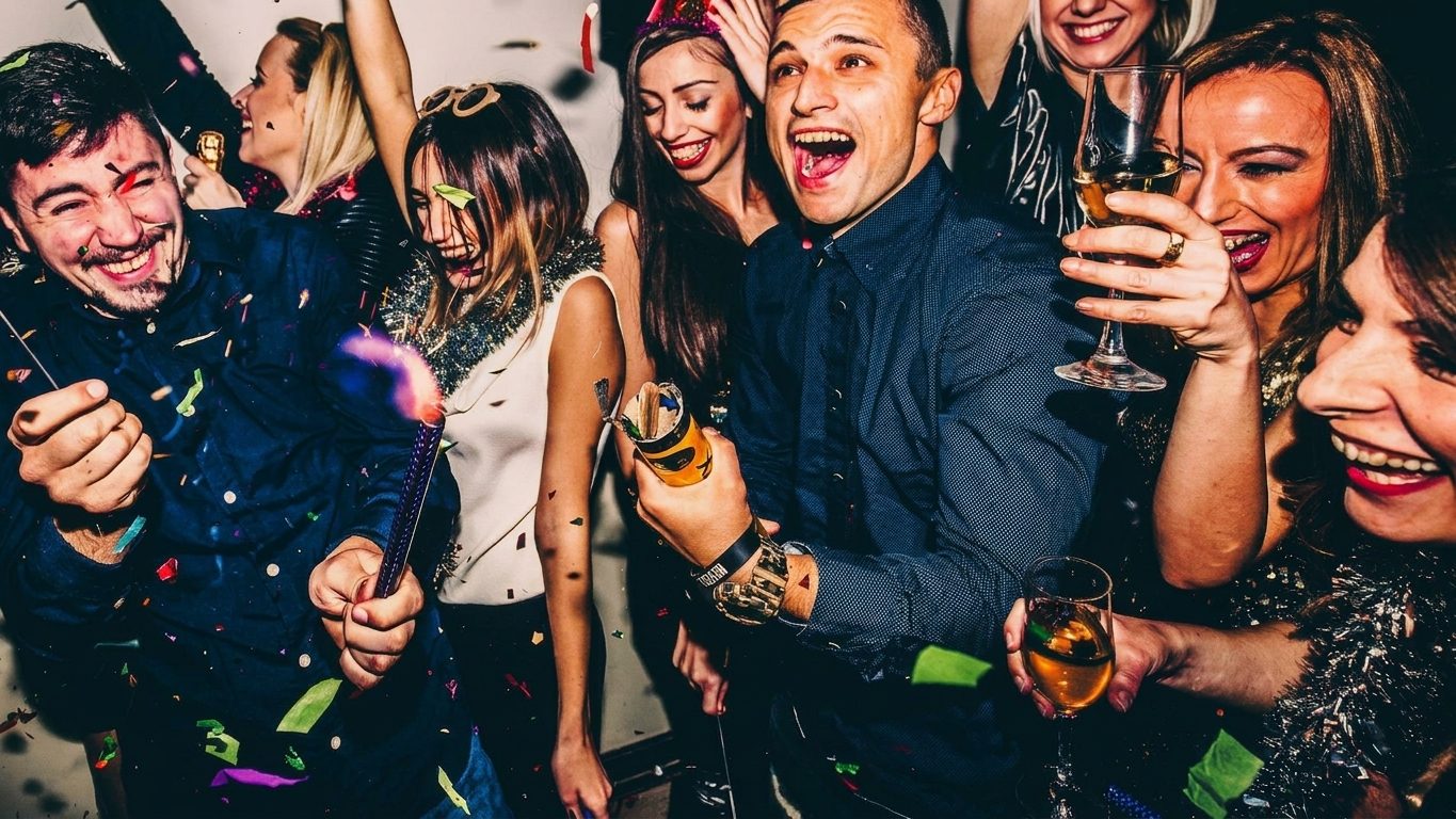 Ausgelassene Silvester-Stimmung mit Konfetti